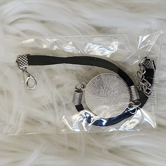 Kansas City Chiefs earrings, bracelet, and phone clip NWT - Picture 7 of 8